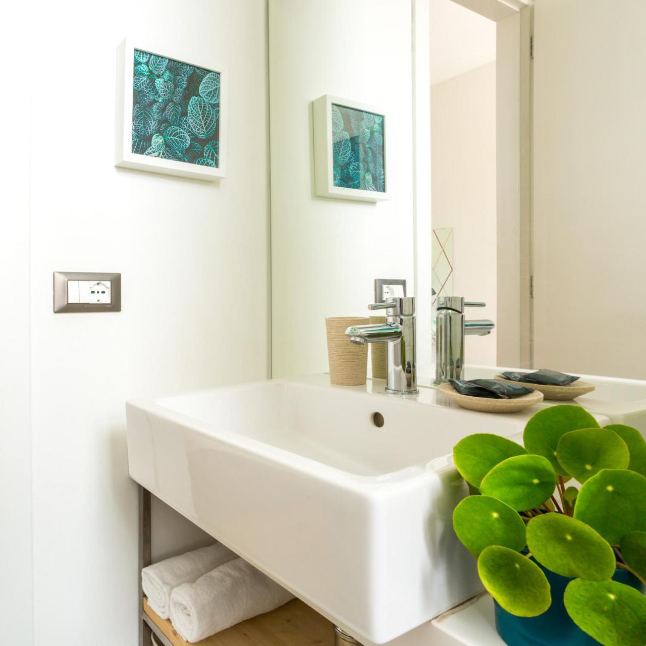 Duomo Views, Light, Jungle-Inspired Studio With Terrace Milan Exterior photo